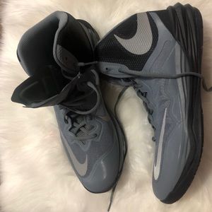 New Nike Men Basketball Shoes size 12